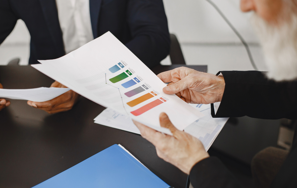 señor analizando resultados de mercadotecnia